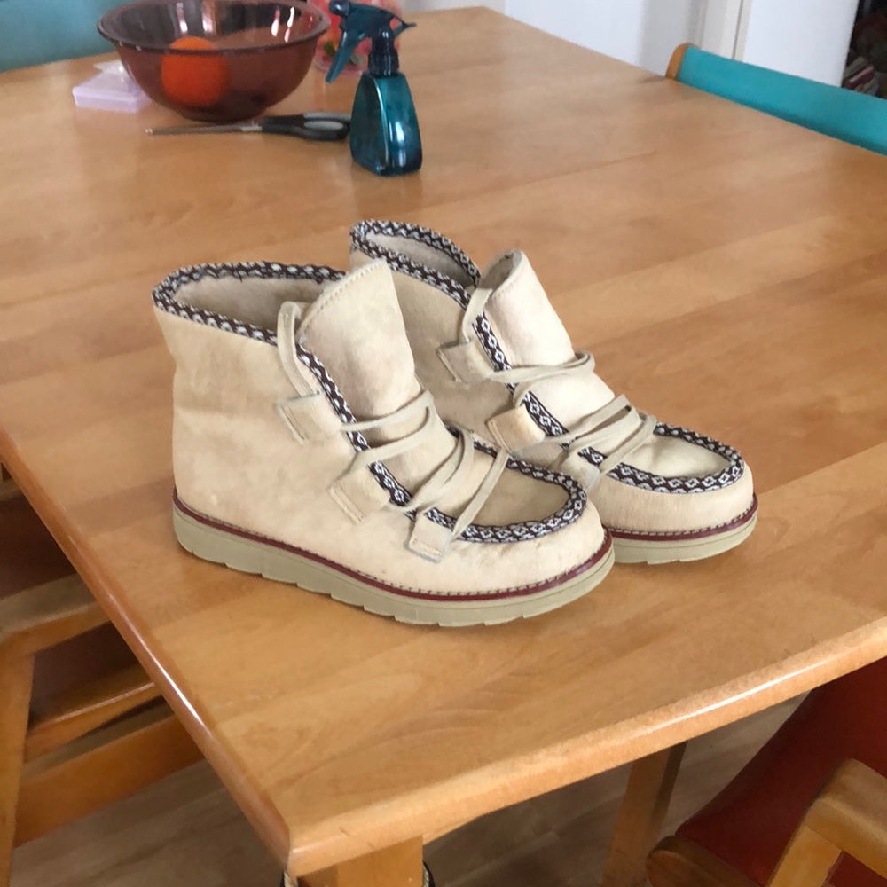 Royal Canadian Kwantlen natural chukka boots
